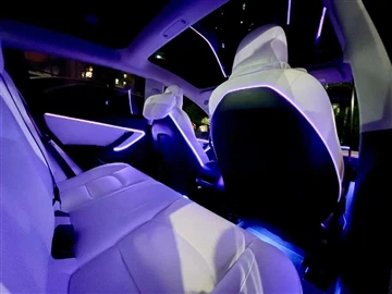 Tesla instalează iluminare ambientală interioară